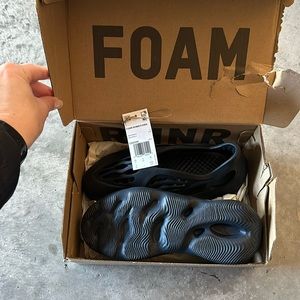 Yeezy Foam Runner Kids- size 3